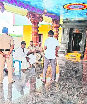 వేర్వేరు ఆలయాల్లో చోరీ