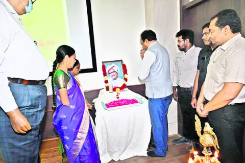 ఎన్టీఆర్‌ అందరికీ ఆదర్శం 