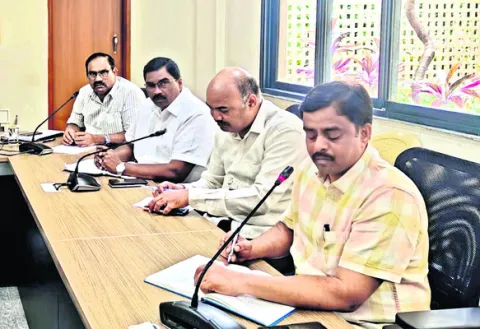జూన్‌ 3 నుంచి గ్రామాల్లో రెవెన్యూ సదస్సులు 