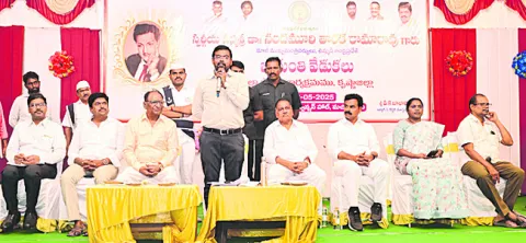 ఎన్టీఆర్‌కు కలెక్టర్‌ నివాళి 