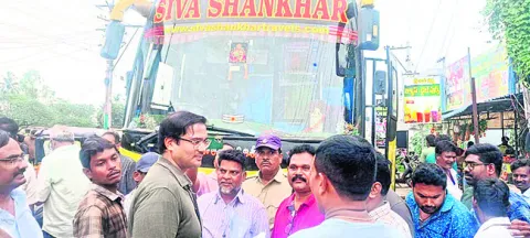 ప్రైవేటు బస్సును అడ్డుకున్న ఆర్టీసీ డీఎం 