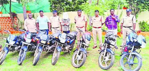 మోటార్‌సైకిళ్ల దొంగలు అరెస్ట్‌ 
