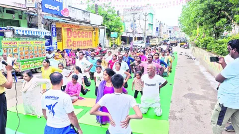 మిమ్మల్నే.. ఓ ఆసనం వేసి పోదురూ! 