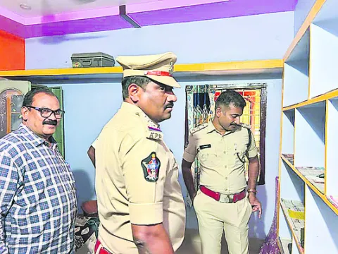 తీర్థయాత్రలకు వెళితే ఇంటిని దోచేశారు