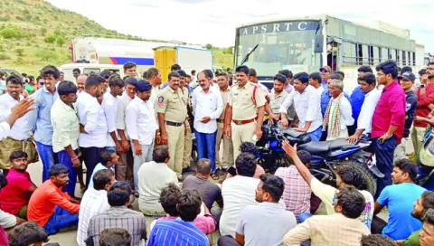 జిల్లా కేంద్రానికి దారి చూపండి 