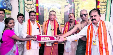 వెండి బిస్కెట్లు విరాళం