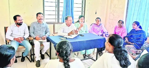వైద్యసిబ్బంది సమయపాలన పాటించాలి