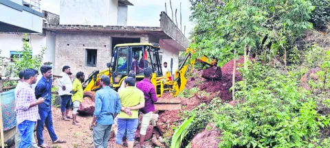 త్రుటిలో తప్పిన ప్రమాదం 