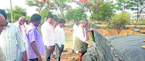 ధాన్యం కొనుగోలు కేంద్రం పరిశీలన 
