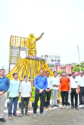 మాజీ సీఎం ఎన్టీఆర్‌కు ఘన నివాళి 