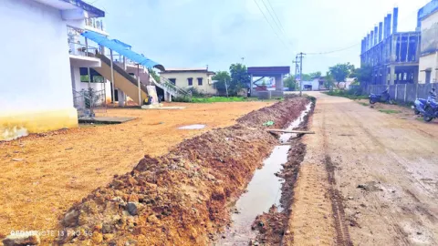 కాలువతో భక్తులకు ఇబ్బందులు 
