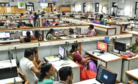 kerala govt employees to retire on may 3112