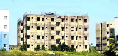 ఫ్లాట్లు.. పడిగాపులు 