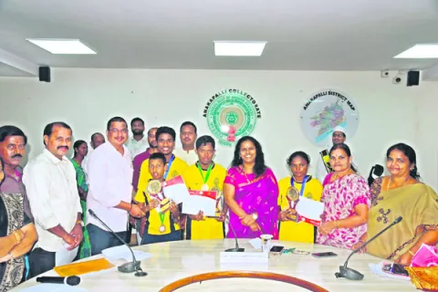 కేజీబీవీ విద్యార్థినులకు కలెక్టర్‌ అభినందన 