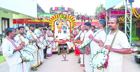 చంద్రప్రభ వాహనంపై వీరేశ్వరుడు 