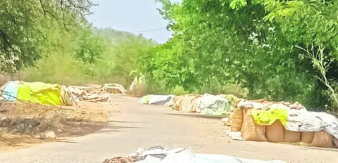 నెల రోజులుగా సెంటర్‌లోనే..