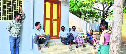 వడ్డాదిలో పశు వైద్యాధికారి కోసం నిరీక్షణ 