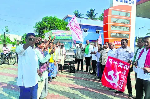 16 మంది వైద్య సిబ్బందికి నోటీసులు 