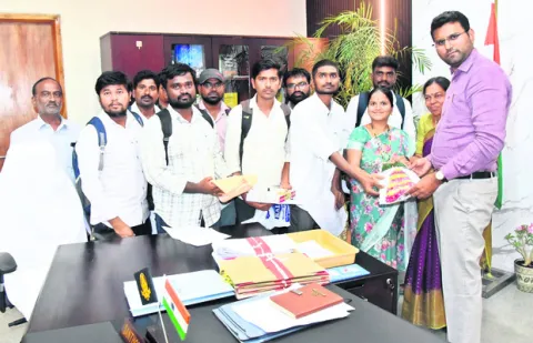భూసమస్యలు పరిష్కరించాలి 