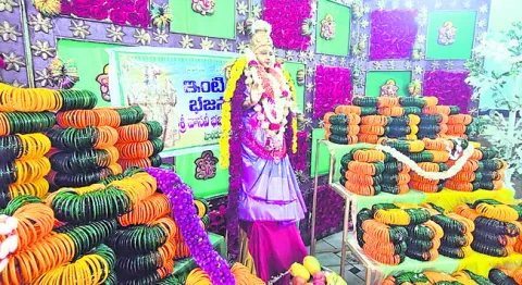 ● వాసవీమాతకు లక్ష గాజులతో పూజలు
