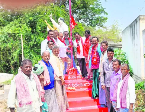 పేదలకు అండగా ఎర్రజెండా