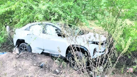 టైరు పేలి విద్యుత్‌ స్తంభాన్ని ఢీకొన్న కారు 