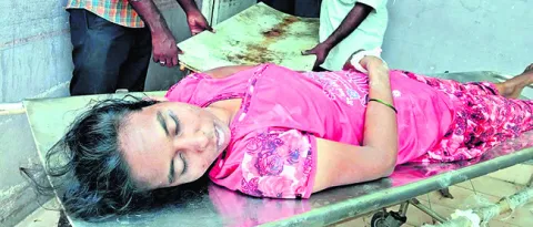 కుటుంబ సమస్యలతో వివాహిత ఆత్మహత్య 
