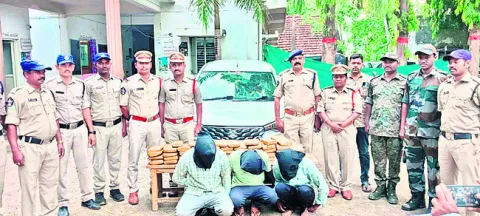 గంజాయి తరలిస్తున్న ముగ్గురి అరెస్ట్‌ 