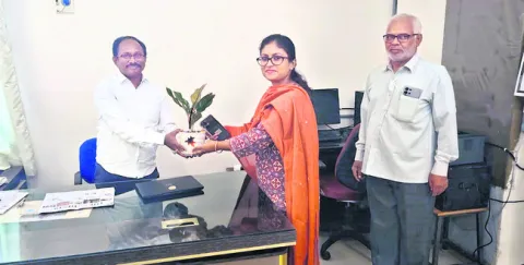 జిల్లా ప్రధాన న్యాయమూర్తిని కలిసిన కలెక్టర్‌ 