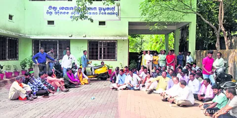 రైతులు ధాన్యం డబ్బులు చెల్లించాలి