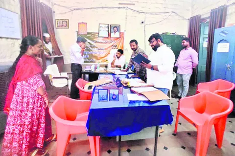 వెబ్‌ల్యాండ్‌ రికార్డుల పరిశీలన 