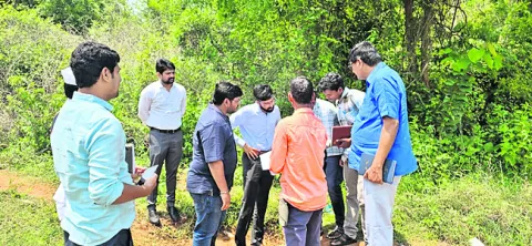 పునరావాస కాలనీల నిర్మాణానికి భూ పరిశీలన 