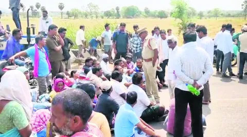 ధాన్యం కొనాలని రైతుల ధర్నా