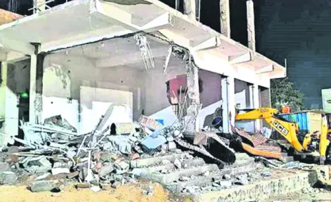 అనుమతులకు మించి నిర్మాణాలు 