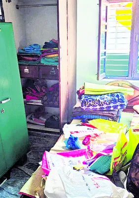 రైతు ఇంట్లో బంగారు నగల చోరీ 