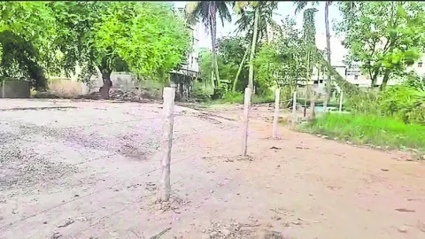 రూ.40 కోట్ల ప్రభుత్వ భూమికి విముక్తి 