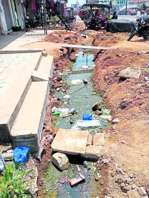 డ్రెయినేజీ నిర్మించక ఇబ్బందులు 