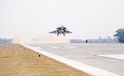 Indian Air Force Conducts Historic Airshow with Fighter Jet Landings at Ganga Expressway
