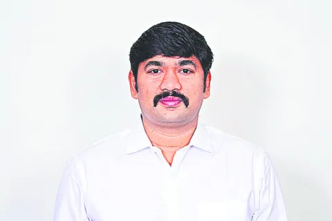 ఆదాయం కోసం పేదల జీవితాలు బుగ్గి 
