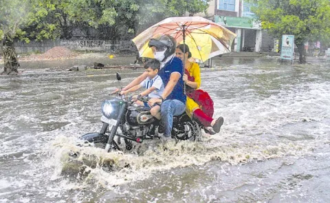 Heavy rain in Delhi
