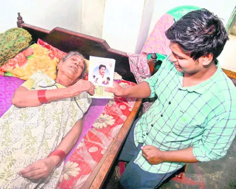 నాడు ఇంటి వద్దకే సేవలు
