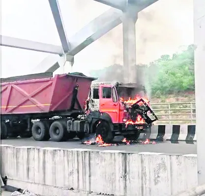 బొగ్గు టిప్పర్‌ దగ్ధం
