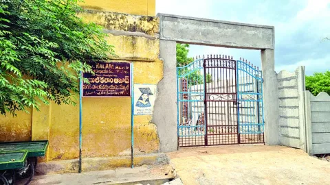 అధికారుల తప్పిదం... విద్యార్థులకు శాపం 