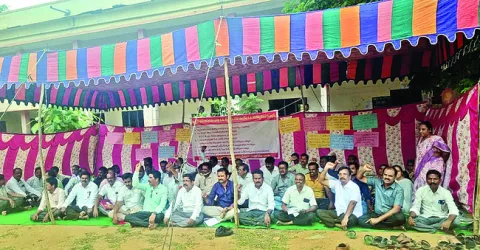 పదోన్నతులు కోరుతూ ధర్నా 