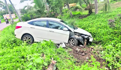 కాలువలోకి దూసుకెళ్లిన కారు 
