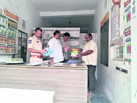 విత్తన దుకాణాల్లో టాస్క్‌ఫోర్స్‌ తనిఖీలు
