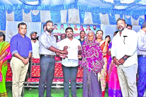 నిరుపేదల సొంతింటి కల సాకారం 