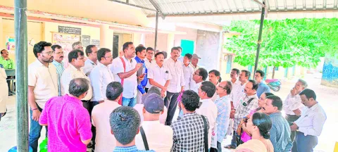 టీచర్ల బదిలీల్లో రగడ