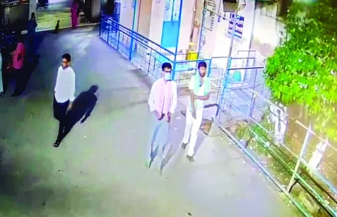 ముఖానికి మాస్క్‌.. మెడలో టవల్‌ 