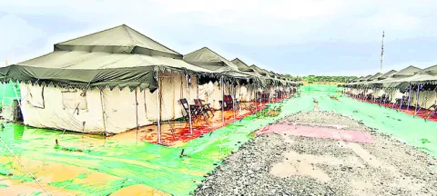 టెంట్‌ సిటీలో దొంగలు పడ్డారు..